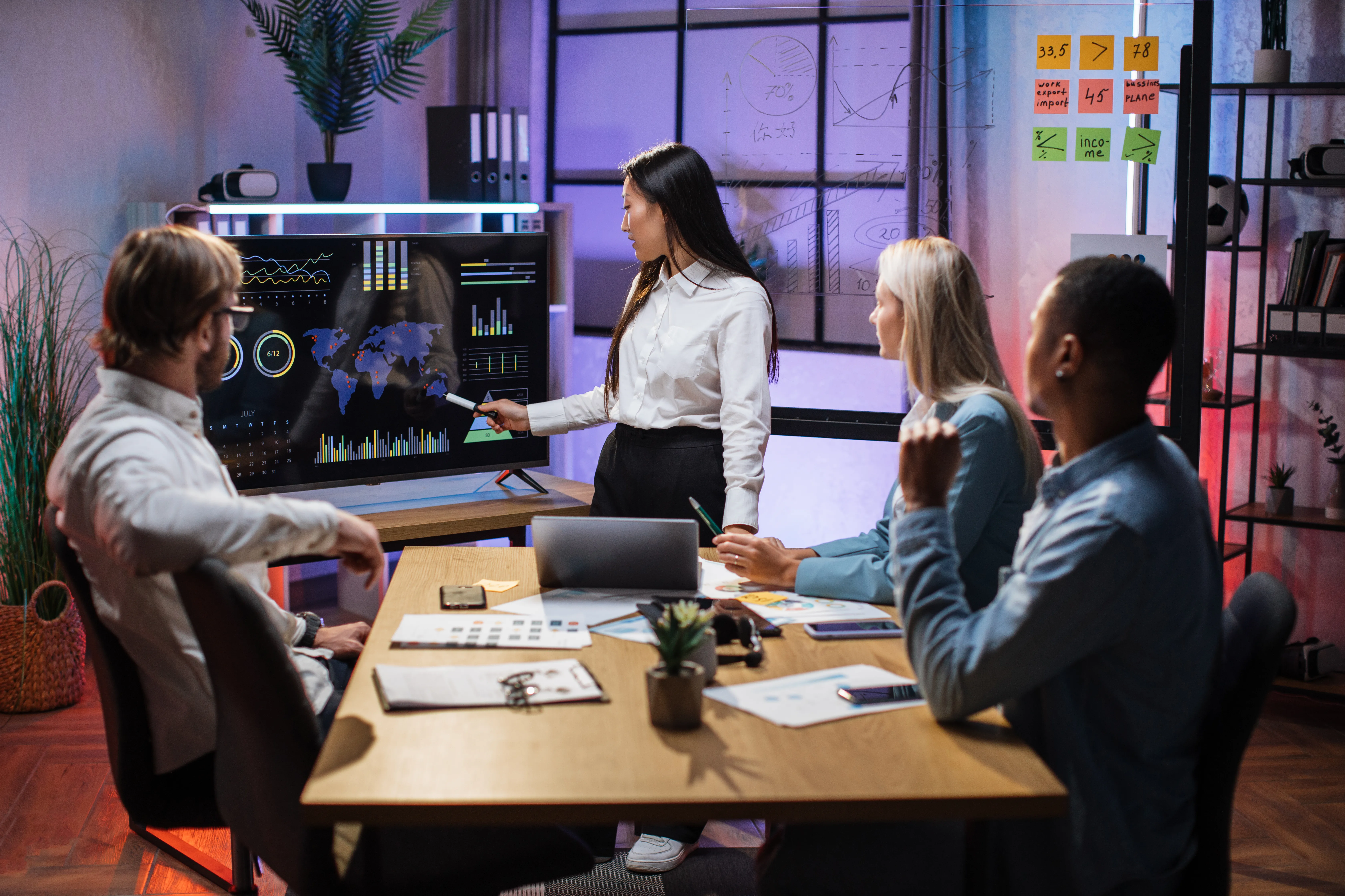 Équipe en brainstorming de projet digital