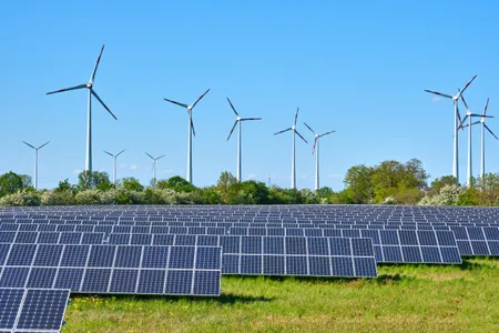 Parc de panneaux solaires et éoliennes