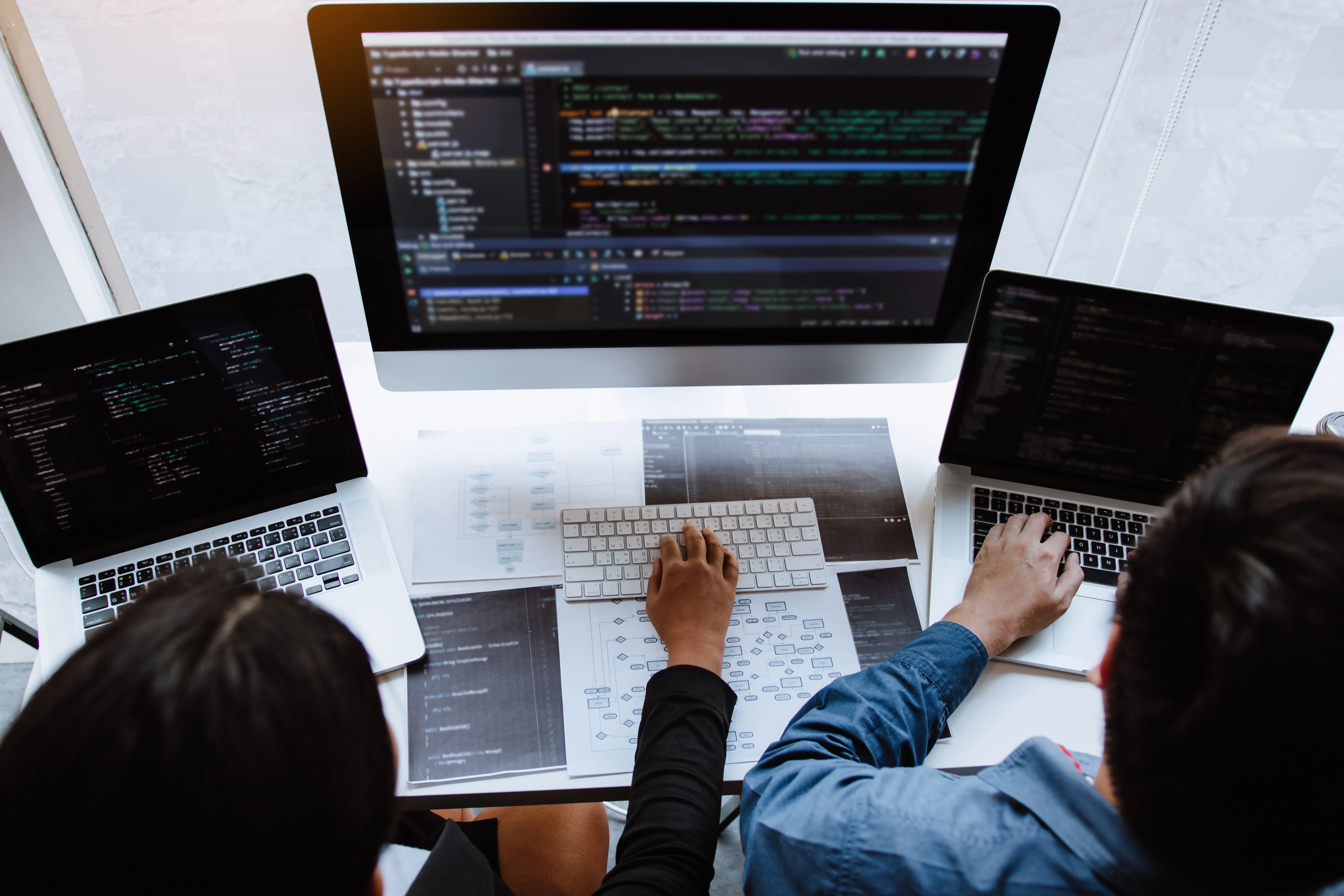 Equipe qui travaille sur du code