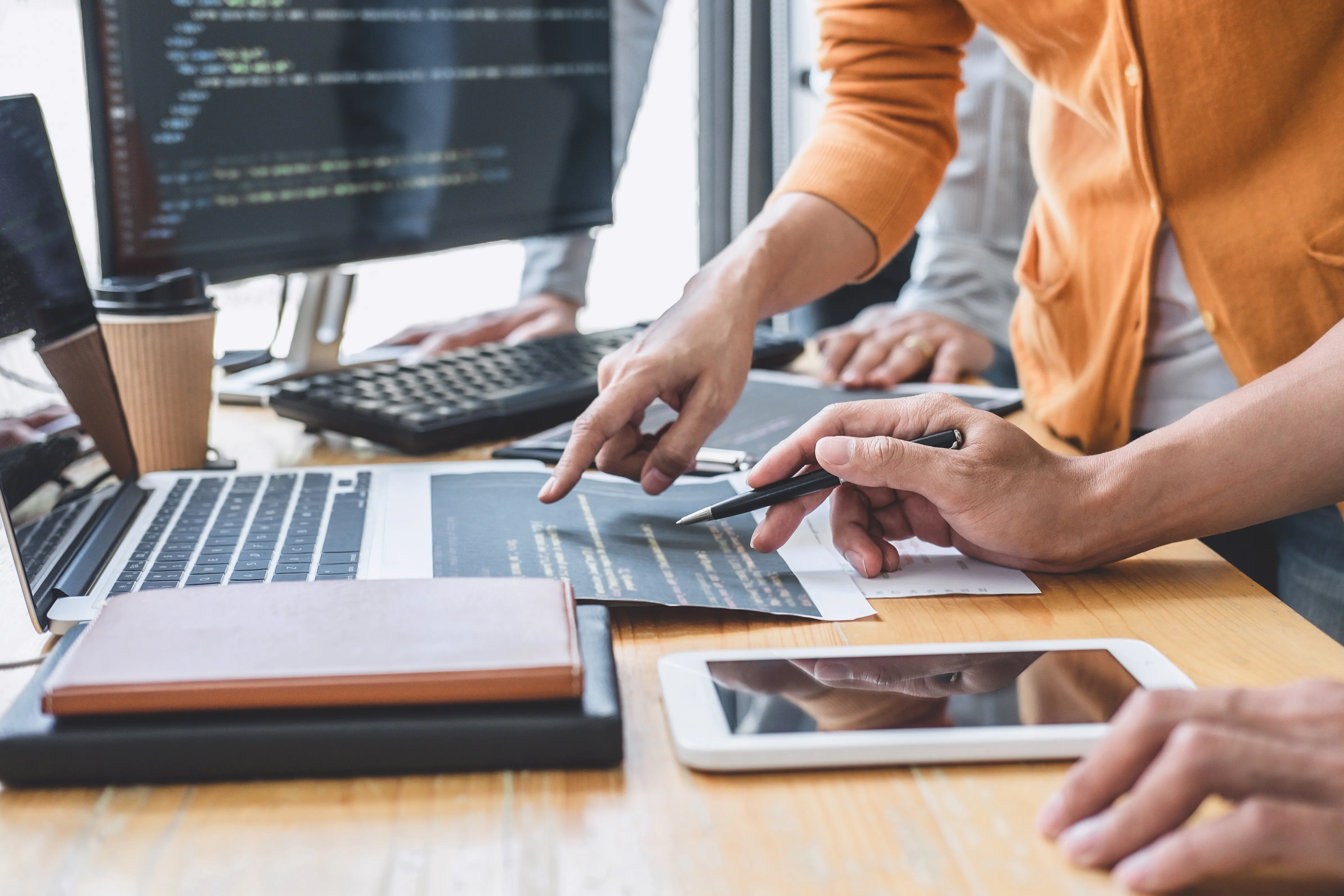 Personnes qui étudient un morceau de code