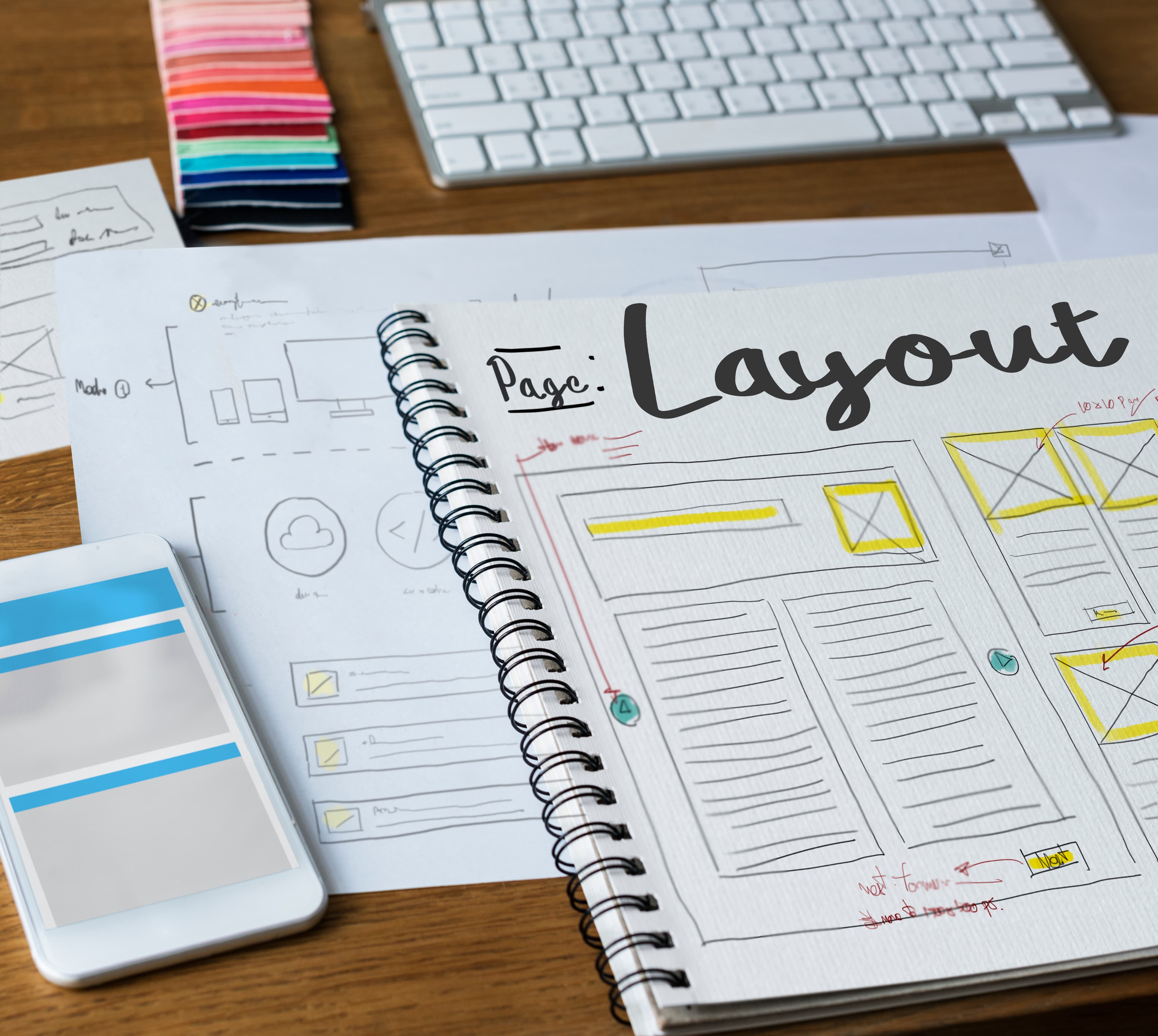Plan d'un site web dessiné sur un carnet de note