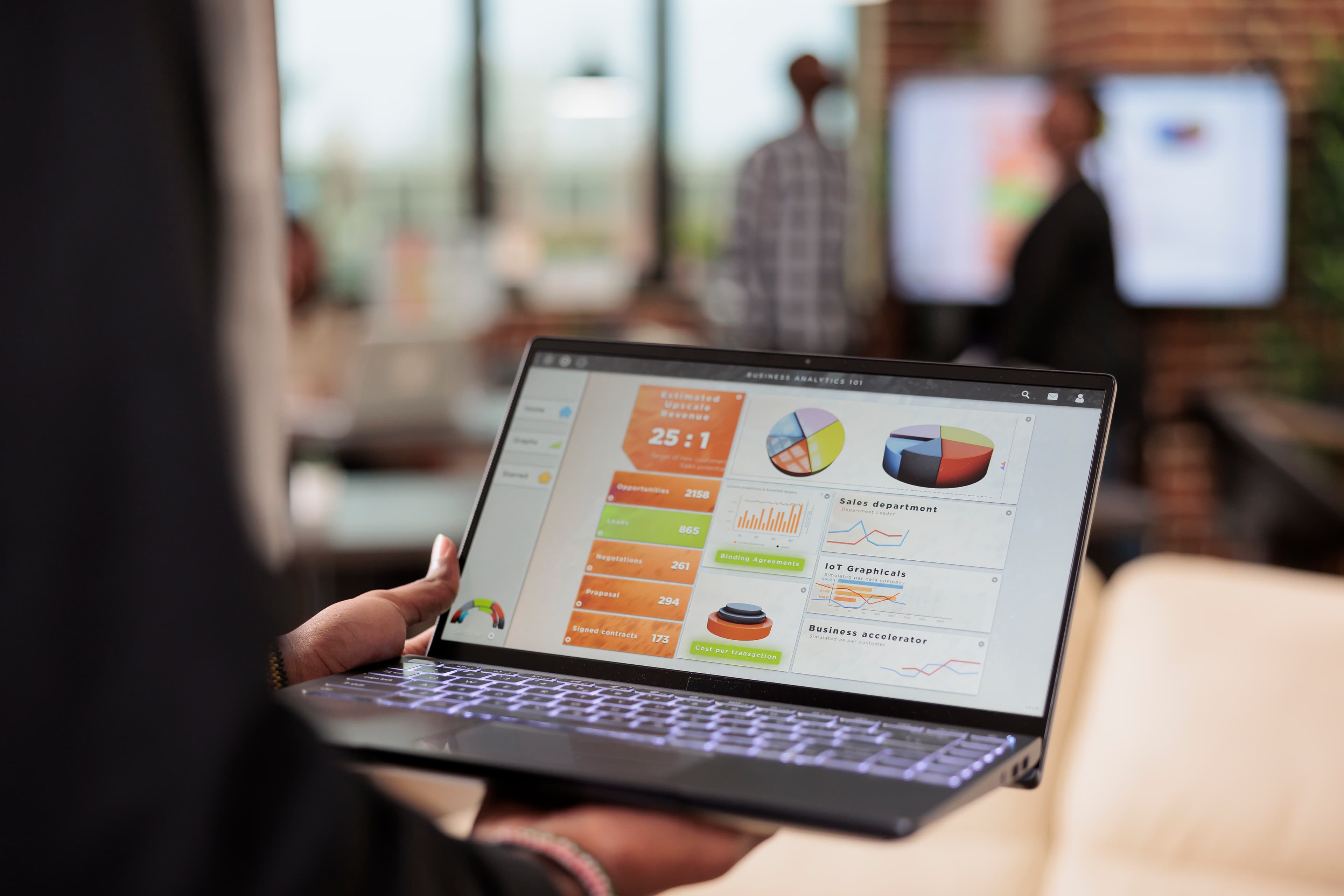 Personne analysant un graphique sur un ordinateur portable