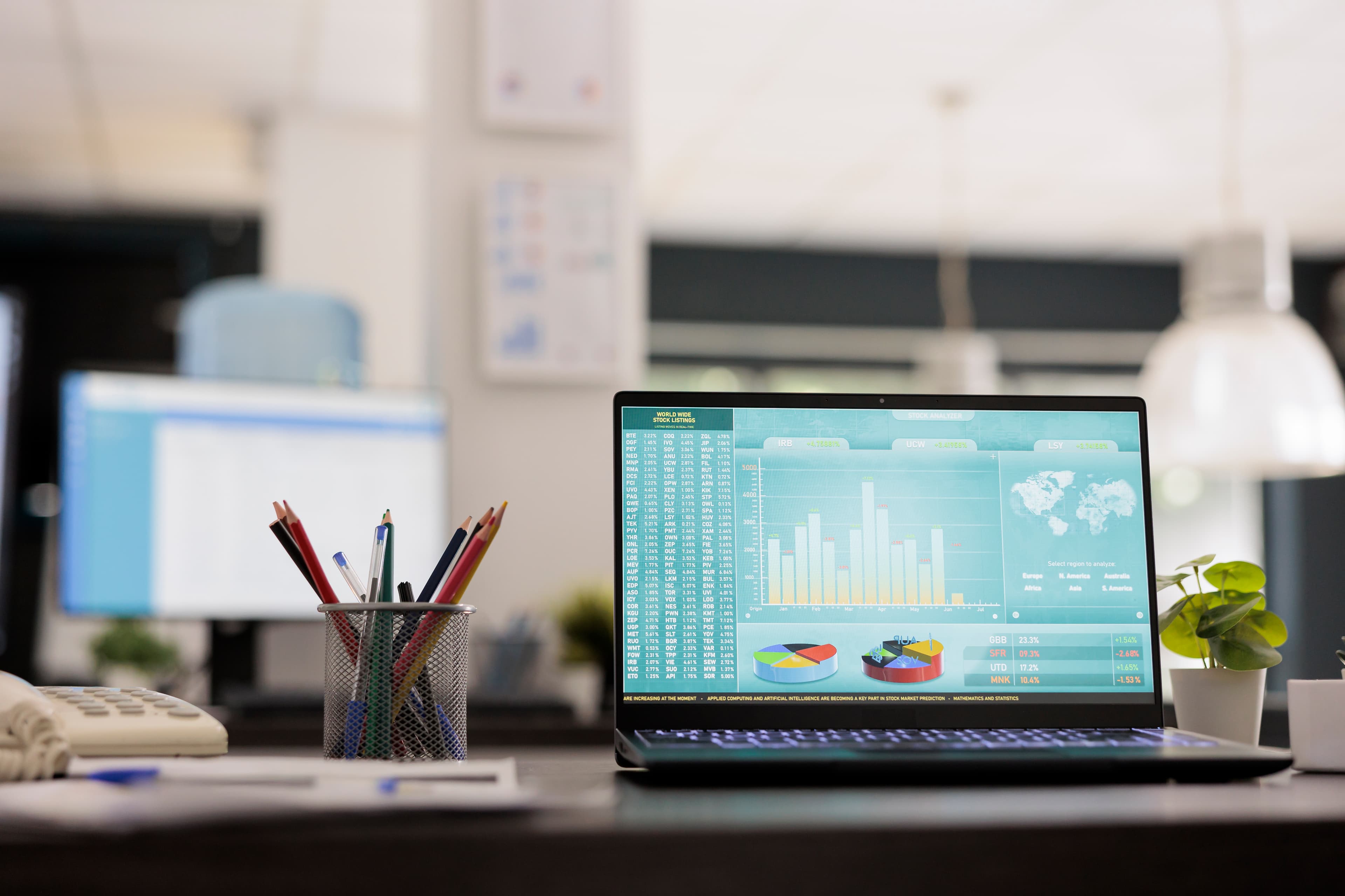 Ordinateur avec un graphique dans un bureau