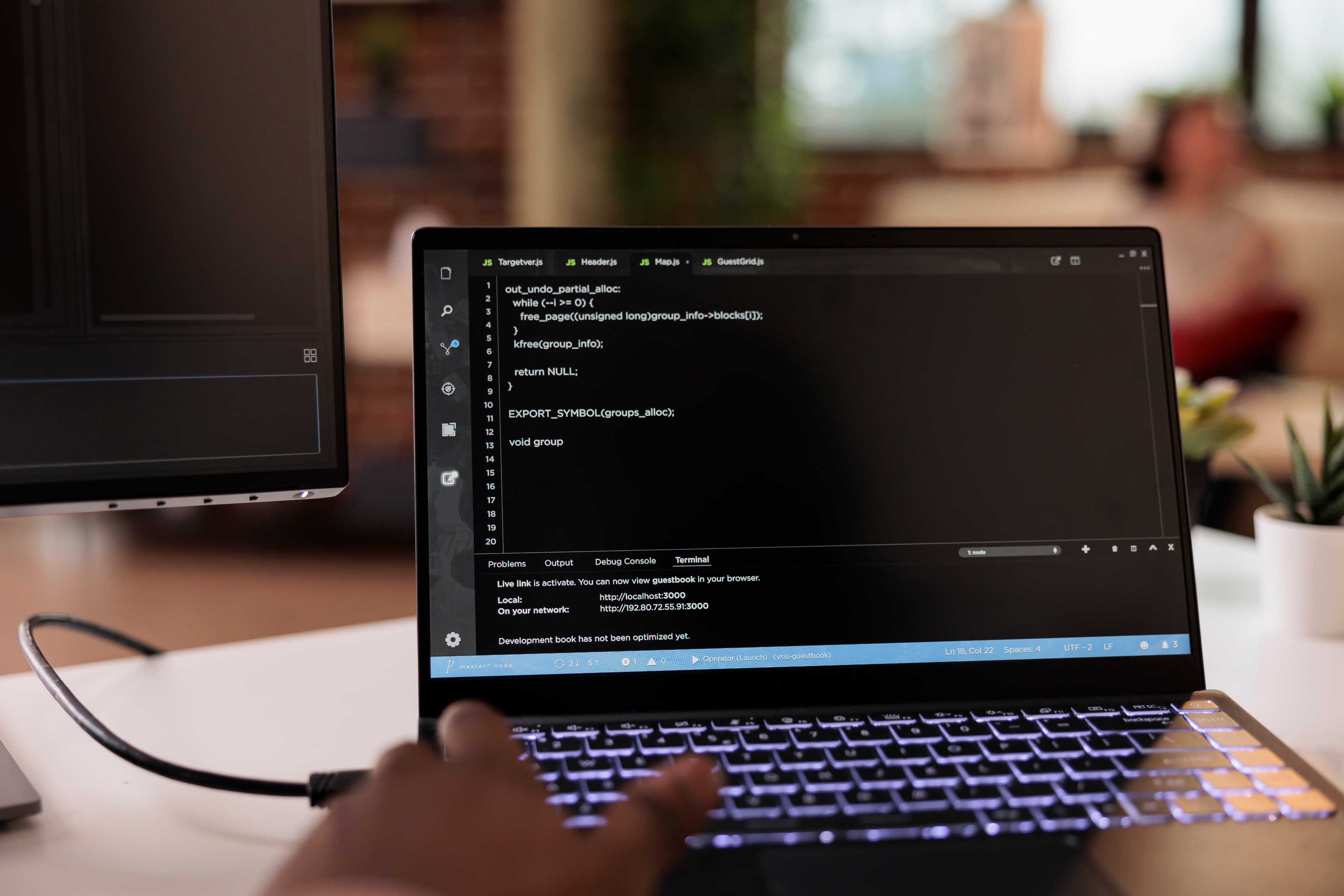 Développeur utilisant une interface pour écrire du code