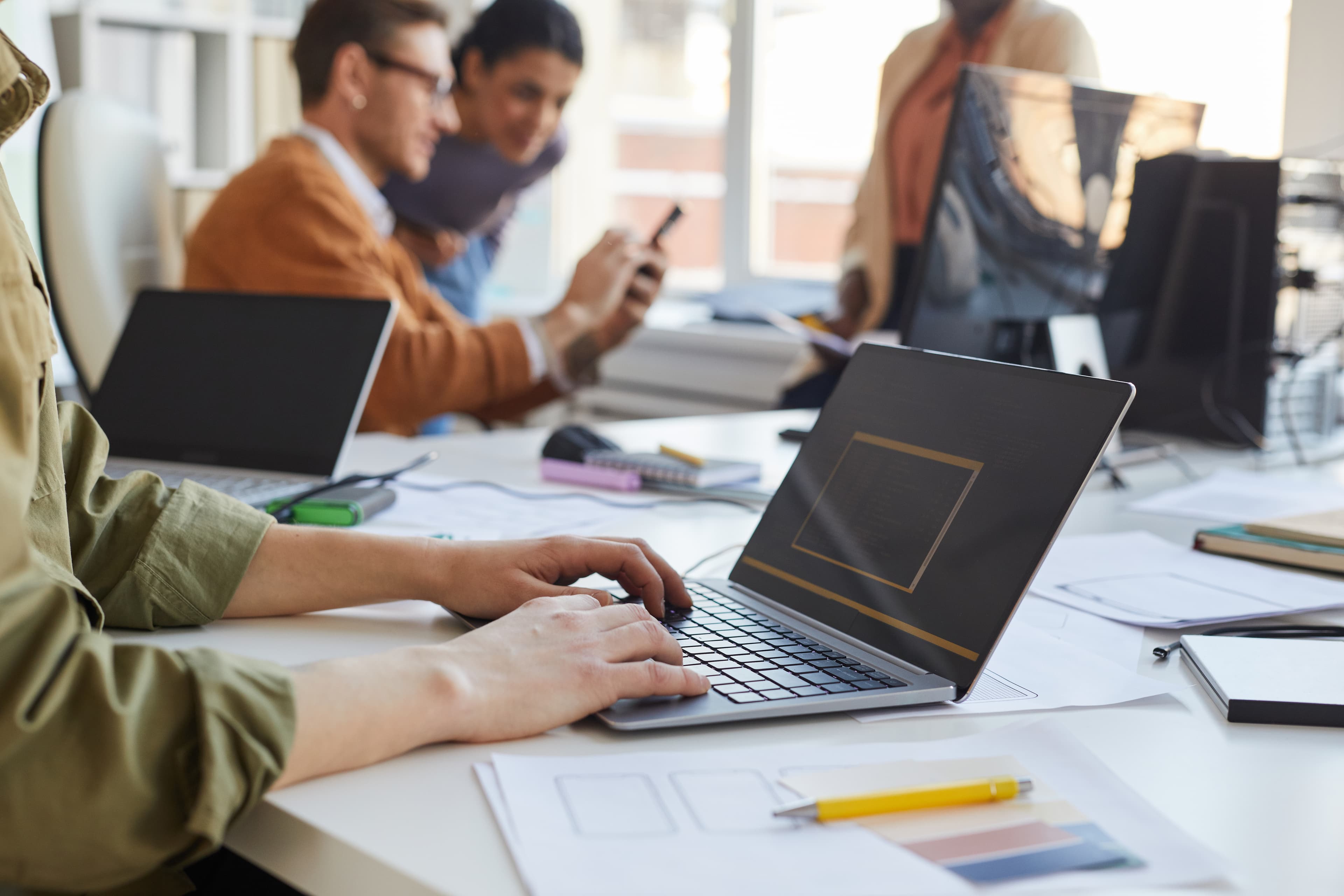 Équipe de développeur qui brainstorm sur un projet